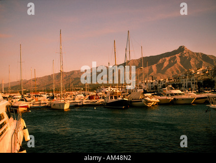 Abend-Schuss von den Hafen von Puerto Banus, Spanien, mit den Bergen La Concha im Hintergrund Stockfoto