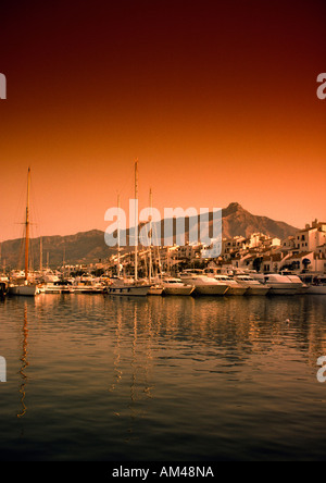 Abend-Schuss von den Hafen von Puerto Banus, Spanien, mit den Bergen La Concha im Hintergrund Stockfoto