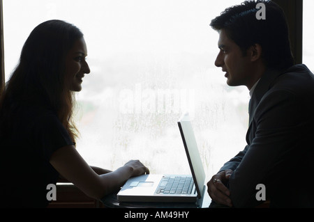 Seitenansicht eines Geschäftsmannes und einer Geschäftsfrau Gesicht sitzen Stockfoto