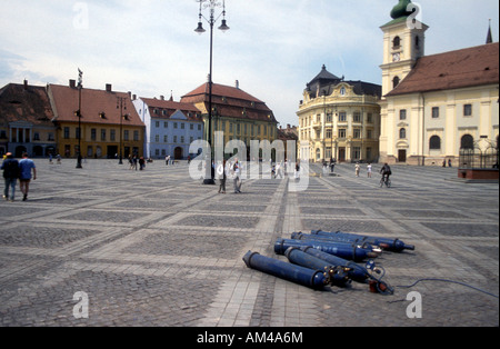 Rumänien, Siebenbürgen, Sibiu, Piata Mare mit Brukenthal National Museum, Banca Agricola und römisch-katholische Kathedrale Stockfoto