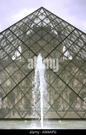 Der Louvre-Pyramide im Innenhof des Louvre, Paris, Frankreich Stockfoto