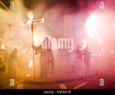 Red Indian Chief brennende Kreuze Fackelzug At The Lewes Fire Festival Sussex UK Europe Stockfoto