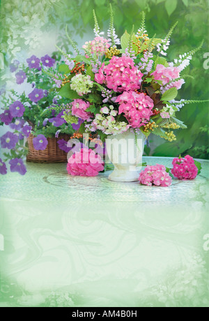 Studio vertikal angeordneten bunten Blumenstrauß Blumenstrauß aus Weiß und Rosa Hortensie Blumen in der Vase auf einem grünen Pastelltönen Hintergrund Stockfoto