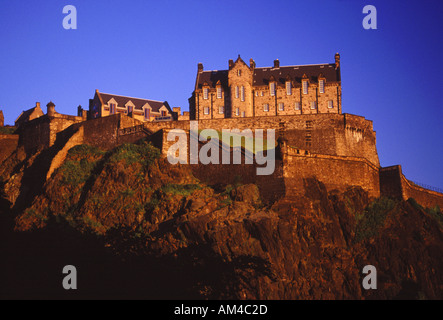 EDINBURGH CASTLE IN Schottland an einem Sommerabend Stockfoto