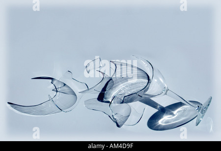 zerbrochene Weinglas auf weißem Hintergrund Stockfoto