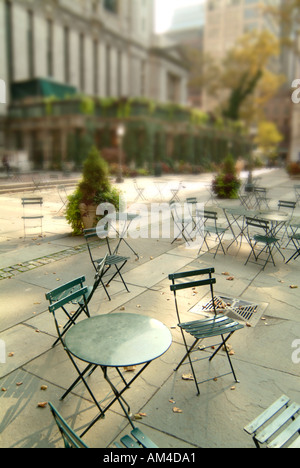 leere Stühle und Tische in einem Straßencafé im Bryant Park in New York City Stockfoto