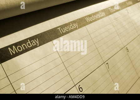 leerer Desktop-Kalender zeigt die Wochentage Stockfoto