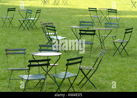 leere Stühle und Tische im Bryant Park in New York City Stockfoto