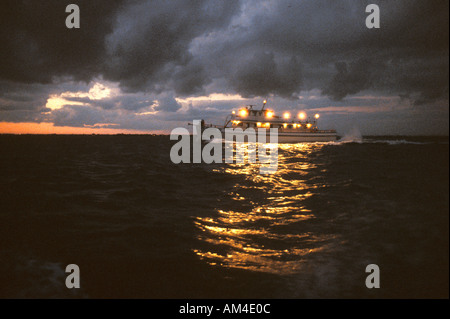 Angelboot/Fischerboot Charta bei Abenddämmerung Heads heraus zum Meer Stockfoto