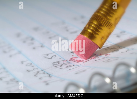 Radiergummi reibt einen Fehler Stockfoto