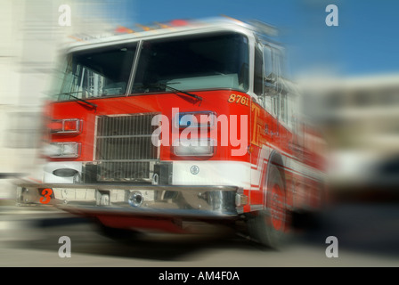 rauschenden Löschfahrzeug die Feuerwache Haus verlassen Stockfoto