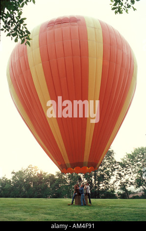 Heißluftballon zum abheben Stockfoto