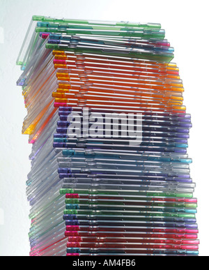 Farbige CDs und Schmuckschatullen stapeln Stockfoto
