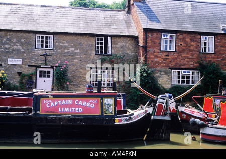 Schüren Sie Bruerne Northamptonshire schmale Boote ziemlich englischen Kanal Seite Landhäuser B &amp; B Stockfoto