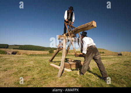 Grube Waldarbeiter bei der Arbeit (Puy-de-Dôme - Frankreich). Scieurs de lange in Aktion (Puy-de-Dôme 63 - Frankreich). Stockfoto