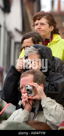 Große Hobby-Fotografen Line-up, schnappen Sie sich ihre wertvollen Schuss des jährlichen Jack in die grüne Veranstaltung in Hastings. Stockfoto