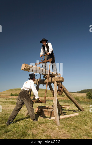 Grube Waldarbeiter bei der Arbeit (Puy-de-Dôme - Frankreich). Scieurs de lange in Aktion (Puy-de-Dôme 63 - Frankreich). Stockfoto