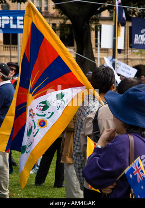 "Save Tibet" Demonstranten halten eine tibetische Flagge anlässlich der APEC-Gipfel in Sydney; Protest; Demo; Anti-China Dissens; Demonstrant; Protest gegen Stockfoto