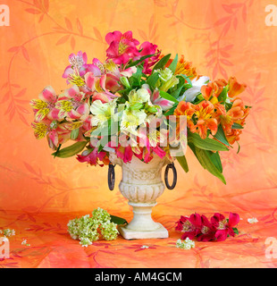 Bunten Strauß Strauß weiß gelb und rosa Freesie Blumen in einer Vase auf einem sanften Pastelltönen Hintergrund Stockfoto
