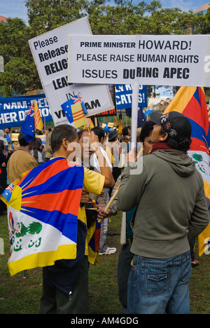 "Save Tibet" Demonstranten anlässlich der APEC-Gipfel in Sydney. Tibetische Protestkundgebung; Fahnen; Tibeter halten Plakate; Freiheit; Dissidenten Stockfoto