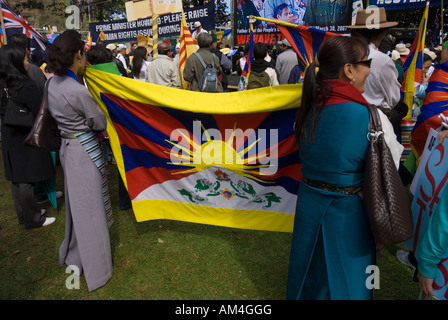 "Save Tibet" Demonstranten halten eine tibetische Flagge anlässlich der APEC-Gipfel in Sydney; Holding-Fahnen; Protestkundgebung; Proteste; Demonstration Stockfoto