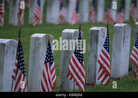 Grabsteine mit amerikanischen Flaggen Memorial Day Services bei immergrünen Washelli Friedhof Seattle Washington USA Stockfoto