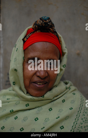 Äthiopische muslimische Frau arbeitet im Kaffee Zentrallager, Addis Ababa, Äthiopien Stockfoto