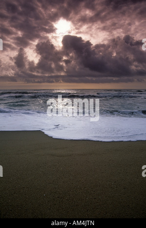 Stürmischer Sonnenuntergang am Pomponio State Beach, Kalifornien, USA Stockfoto