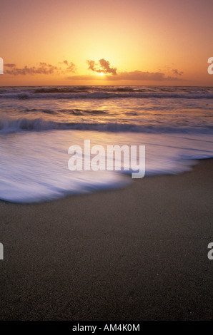 Wellen angespült am Strand bei Sonnenuntergang in Pomponio State Beach, Kalifornien, USA Stockfoto