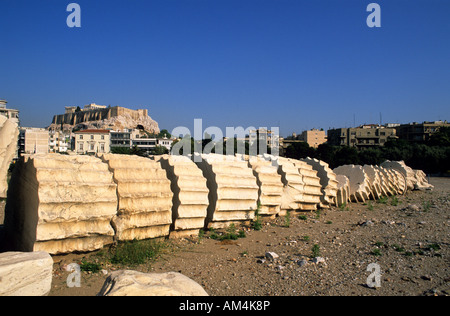 Griechenland, Athen, Tempel des Zeus (Olympeion) und die Akropolis im Hintergrund Stockfoto