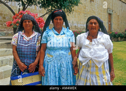 3, 3, mexikanischen, Frauen, alte Frauen, reife Frauen, ältere Frauen, Pilger aus Tlacolula, Besuch, Oaxaca, Oaxaca de Juárez, Oaxaca, Mexiko Stockfoto