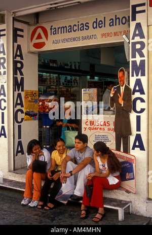 Mexikanische Menschen sitzen und reden vor Apotheke entlang Calle Macedonio Alcala Straße Stadt Oaxaca Oaxaca Staat Mexiko Stockfoto