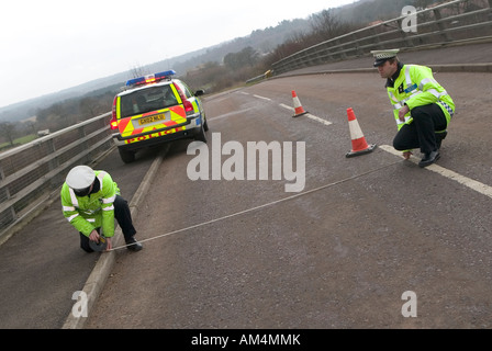 Britische Verkehrspolizei abstecken einer Unfallstelle Vereinigtes Königreich Stockfoto