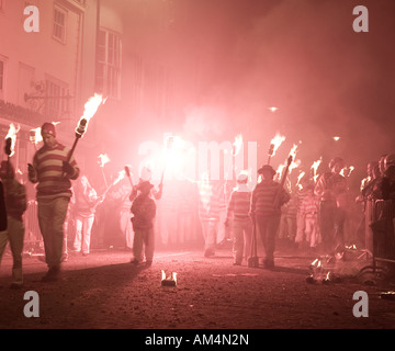 Brennende Fackeln und Prozession bei Lewes Fire Festival Sussex UK Europe Stockfoto