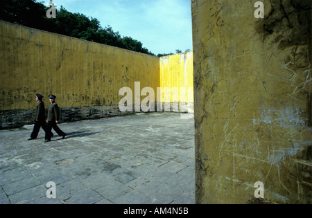 Xiao-Ming-Gräber, Nanjing - 2 Wachen zu Fuß durch Hof Stockfoto