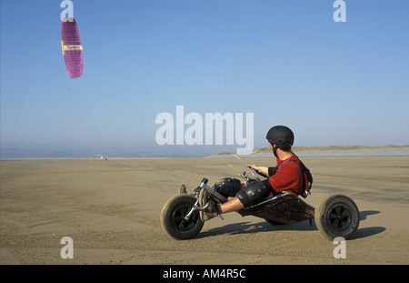 Kite-Buggyfahren am Strand in Nord-Devon England Stockfoto