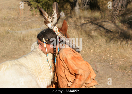 Ein Native American Indian Mann küssen sein Pferd Stockfoto