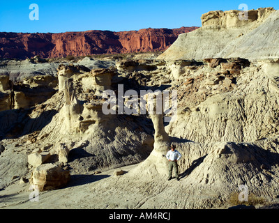 Ein Provincial Park Reiseführer steht auf dem Wüstental Boden in Ischigualasto, San Juan, Argentinien Stockfoto