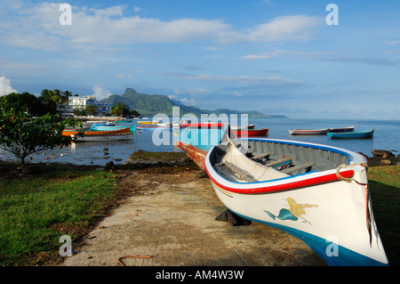 Insel Mauritius, kleinen Fischerhafen an der Baie de Vieux Grand Port in Mahébourg und der Löwe-Berg im Hintergrund Stockfoto