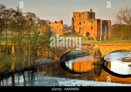 Am frühen Morgen die ersten Sonnenstrahlen erhellen den Fluss Eamont und zerstörten Mauern Brougham Castle, in der Nähe von Penrith, Cumbria Stockfoto