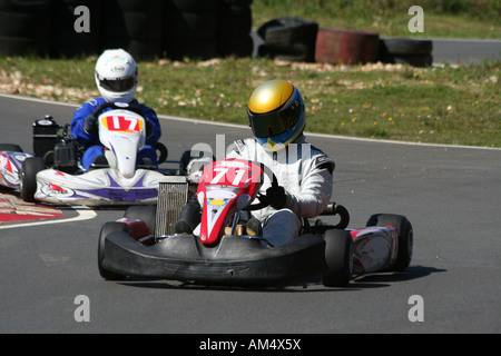 Zwei Karts Rennen rund um eine Biegung Stockfoto