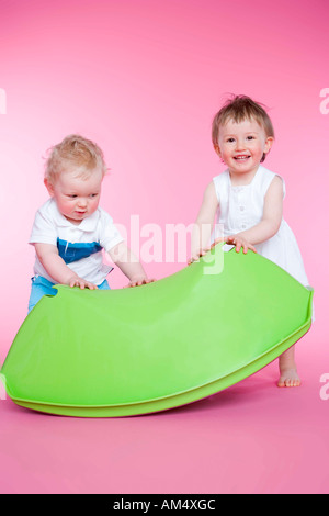 Kleinkinder Spielzeug tragen Stockfoto