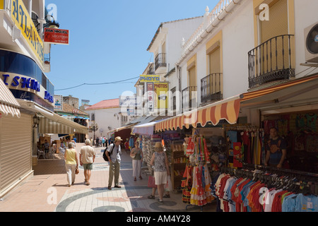 Geschäfte im Zentrum des Ferienortes, Torremolinos, Costa Del Sol, Andalusien, Spanien Stockfoto