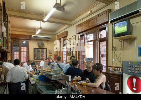 Traditionelle Tapas-Bar am frühen Abend, Barrio Santa Cruz, in der Nähe der Kathedrale und der Giralda, Sevilla, Andalusien, Spanien Stockfoto