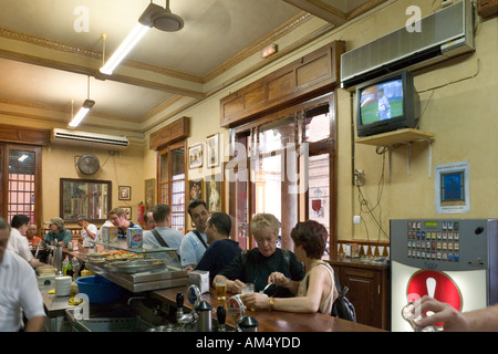 Traditionelle Tapas-Bar am frühen Abend, Barrio Santa Cruz, in der Nähe der Kathedrale und der Giralda, Sevilla, Andalusien, Spanien Stockfoto