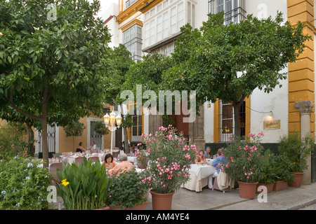 Restaurant am frühen Abend, Barrio de Santa Cruz, Sevilla, Andalusien, Spanien Stockfoto