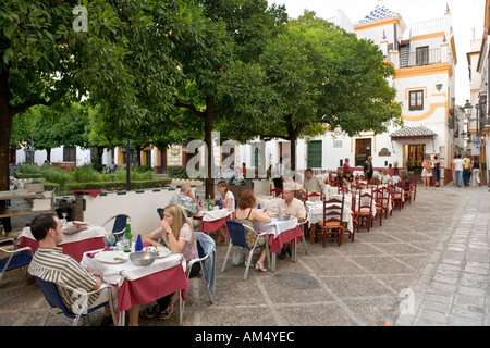 Restaurant am frühen Abend im Plaza Dona Elvira, Barrio de Santa Cruz, Sevilla, Andalusien, Spanien Stockfoto