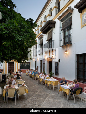 Restaurant in der Nacht im Plaza Dona Elvira, Barrio de Santa Cruz, Sevilla, Andalusien, Spanien Stockfoto