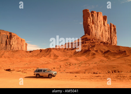 Ein Geländewagen SUV auf einer unbefestigten Straße durch Monument Valley, Arizona. Stockfoto