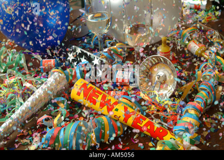 Eine wilde New Years Eve Party zeigen Konfetti fliegen, Hörner, Lärm Macher Luftballons Luftschlangen und Champagner. Stockfoto